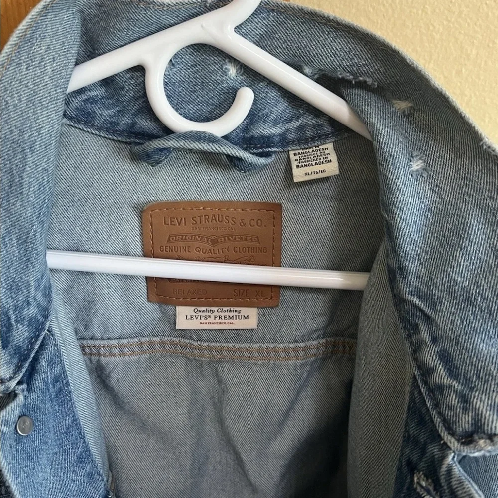 Levi’s Trucker Jacket XL PC9-A5782-0002 Distressed Denim Fade Button Front 25x30 - Picture 2 of 9